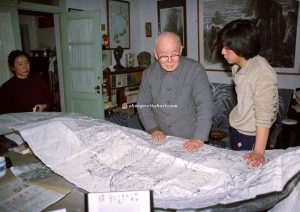 与舅公李可染及母亲沈吉一同看作品